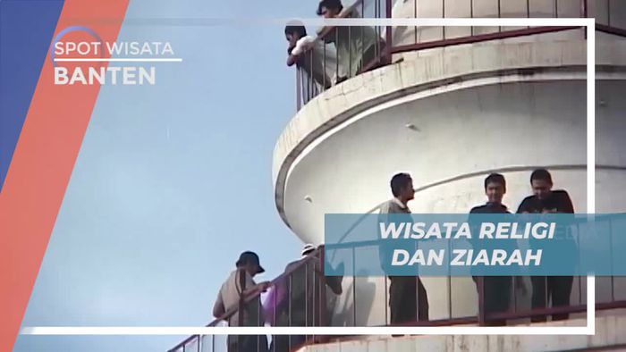 Momen Gotong-Royong Warga Untuk Merawat Masjid Agung di Banten