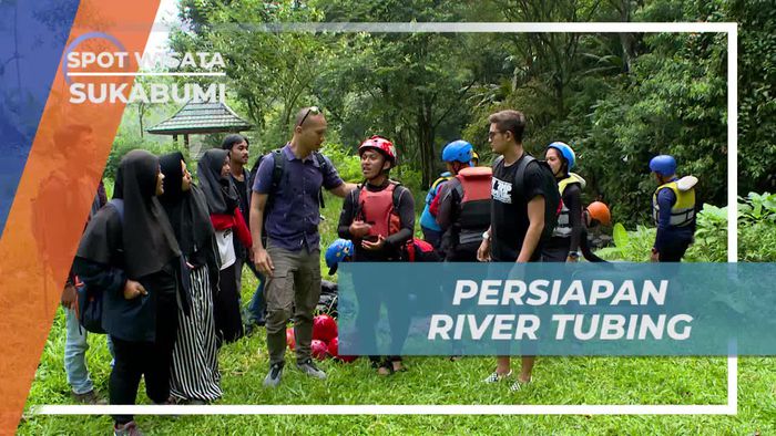 Memakai Perlengkapan Keselamatan Untuk River Tubing di Sukabumi