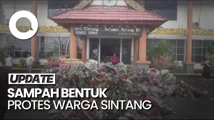 Aksi Protes Warga Buang Sampah 4 Truk di Kantor Bupati-DPRD Sintang
