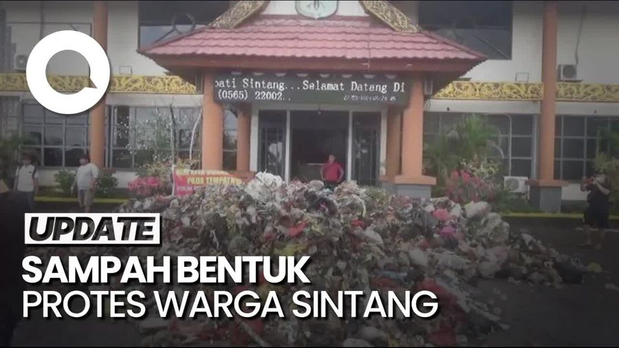 Aksi Protes Warga Buang Sampah 4 Truk di Kantor Bupati-DPRD Sintang
