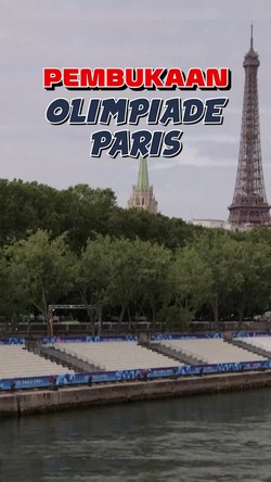 Defile Atlet Mengalir di Sungai Seine