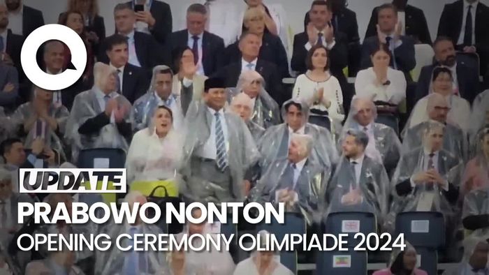 Momen Prabowo Pakai Jas Hujan Nonton Opening Ceremony Olimpiade 2024