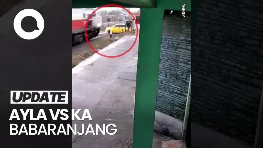 Detik-detik Daihatsu Ayla Tertabrak KA Babaranjang di Muara Enim