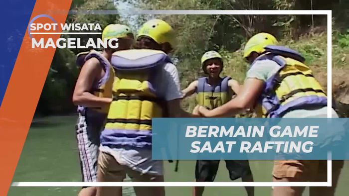 Berdiri di Tepi Perahu, Permainan Menantang Saat Rafting di Magelang