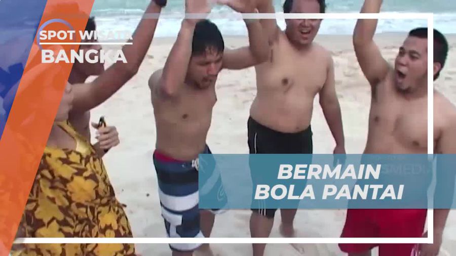 Menikmati Momen Bersama Dengan Bermain Bola Pantai di Bangka