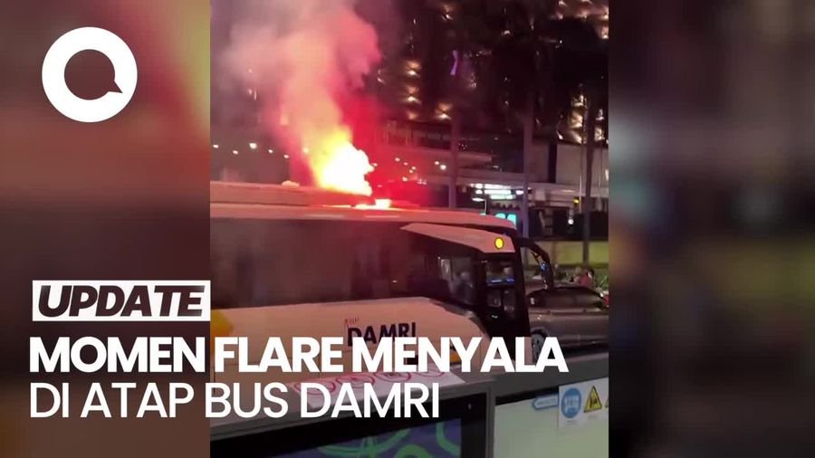 Penampakan Flare Menyala di Atap Bus Saat Suporter Rayakan Juara AFF U-19