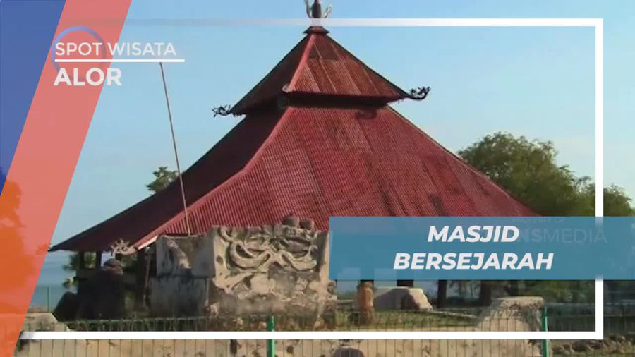 Melihat Masjid yang Berdiri Kokoh di Tepi Laut dan Pepohonan Rindang, Alor