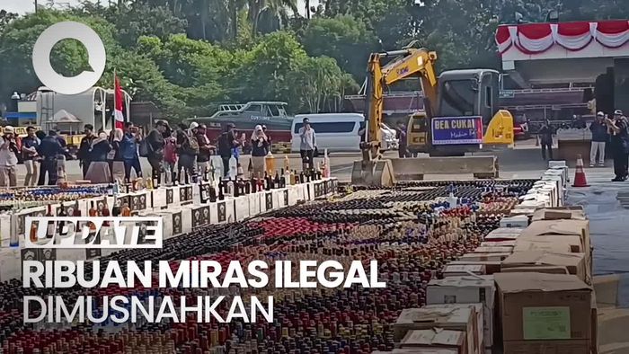 Momen Ribuan Botol Miras Senilai Rp 165 M Dimusnahkan dengan Eskavator