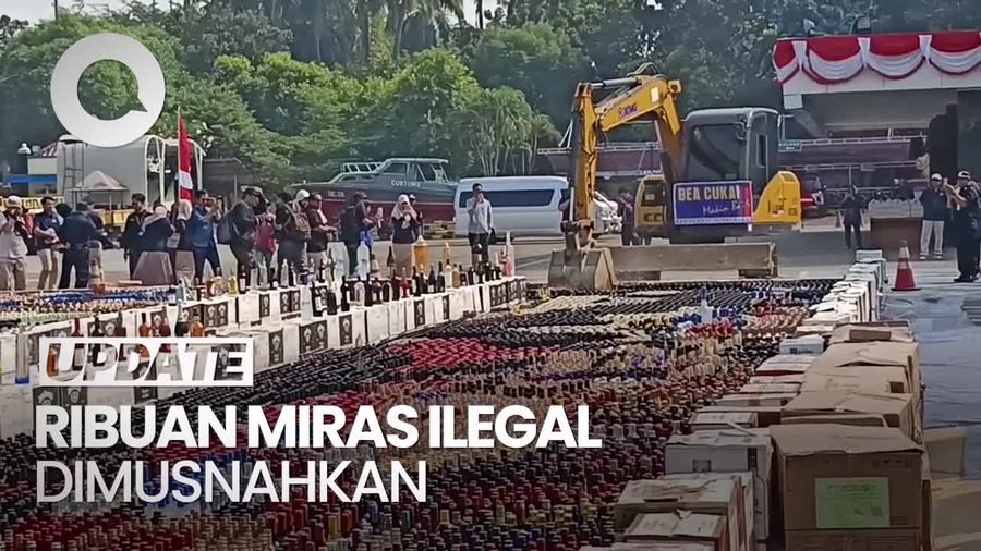 Momen Ribuan Botol Miras Senilai Rp 165 M Dimusnahkan dengan Eskavator