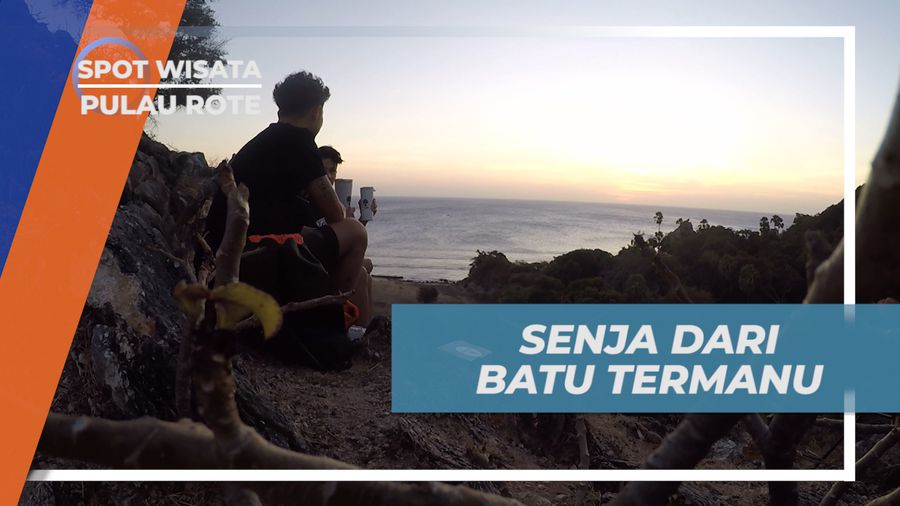 Bersantai Menikmati Matahari Terbenam dari Atas Batu Termanu, Rote, Nusa Tenggara Timur