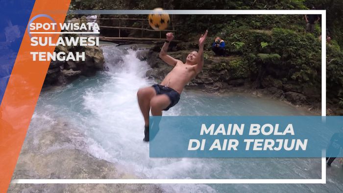 Bermain Bola Sambil Menikmati Kesegaran Air Terjun Uwe Molino, Sulawesi Tengah