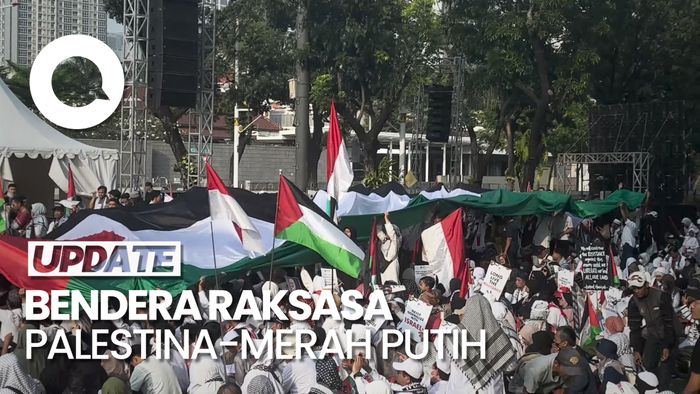 Massa Bentangkan Bendera Raksasa Palestina-Merah Putih di Depan Kedubes AS