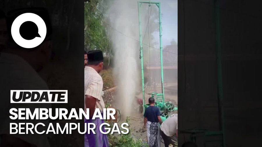 Penampakan Semburan Air Sumur Bor Bercampur Gas Setinggi 20 Meter