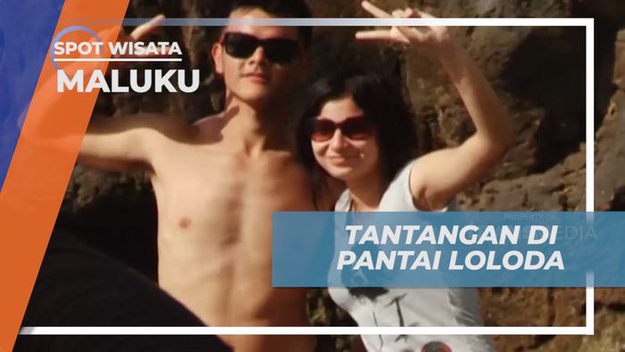 Menjadi Foto Model di Tepi Pantai Loloda, Maluku