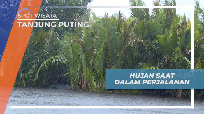 Menikmati Hujan di Atas Kapal Tradisional Menuju Tanjung Harapan, Kalimantan Tengah