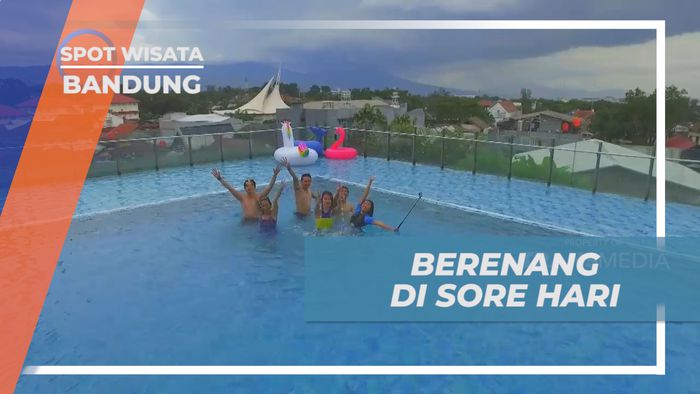 Menikmati Keseruan Berenang Sore Hari di Kolam Renang Hotel, Bandung