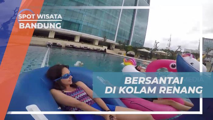 Menikmati Staycation, Bersantai dengan Floaties di Kolam Renang Hotel, Bandung