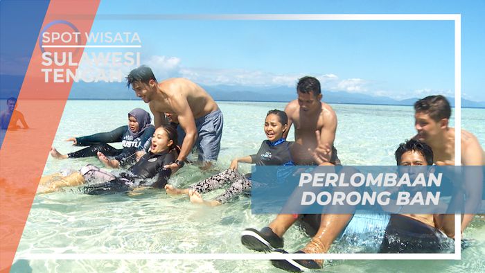 Seru-seruan Adu Cepat Dorong Tubing di Pantai Pulau Tinalapu, Sulawesi Tengah