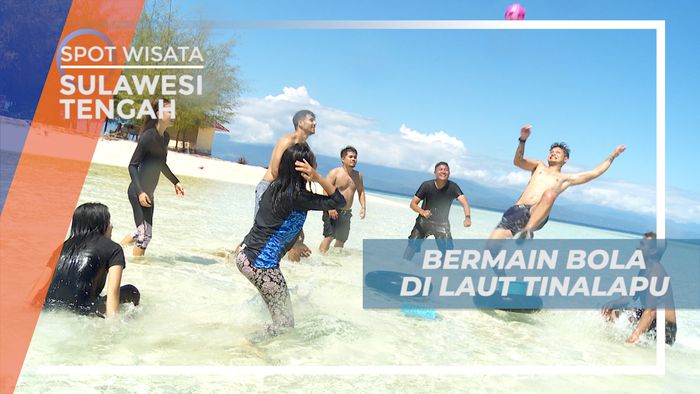 Menikmati Keseruan, Habiskan Waktu Bermain Bola di Pulau Tinalapu, Sulawesi Tengah