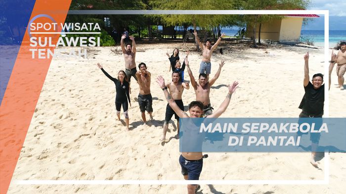 Adu Skill Bermain Sepak Bola di Pasir Putih Pulau Tinalapu, Sulawesi Tengah