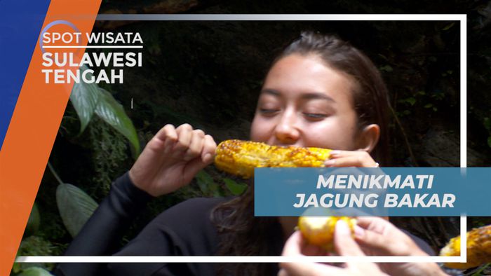 Menyantap Nikmatnya Jagung Bakar Hangat di Pinggir AIr Terjun Ayus, Sulawesi Tengah