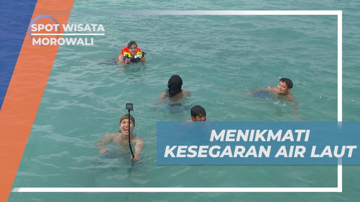 Seru-seruan Menikmati Segarnya Air Laut di Samping Dermaga, Morowali