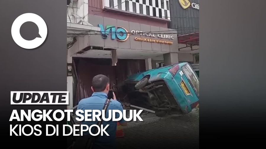 Penampakan Angkot Tabrak Pejalan Kaki hingga Seruduk Kios di Depok