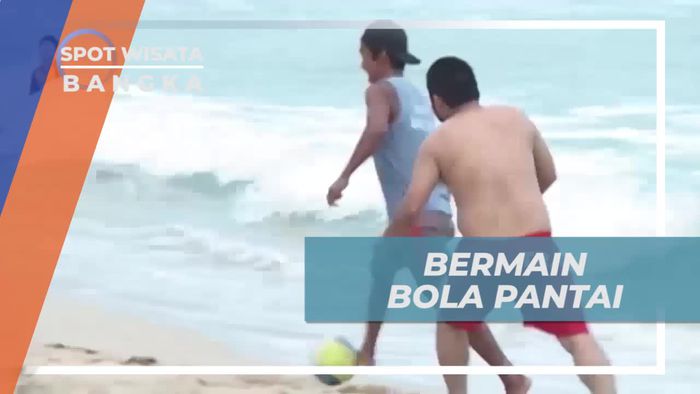 Adu Ketangkasan Bermain Bola Pantai di Bangka