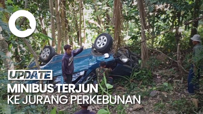 Tabrak Batu, Minibus Terjun ke Jurang Perkebunan di Sumedang 