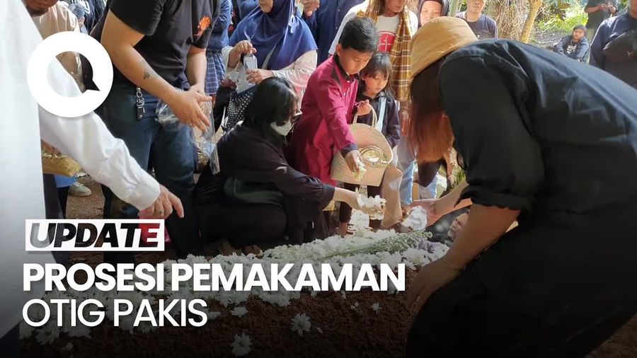 Haru Sang Istri saat Prosesi Pemakaman Otig Pakis 