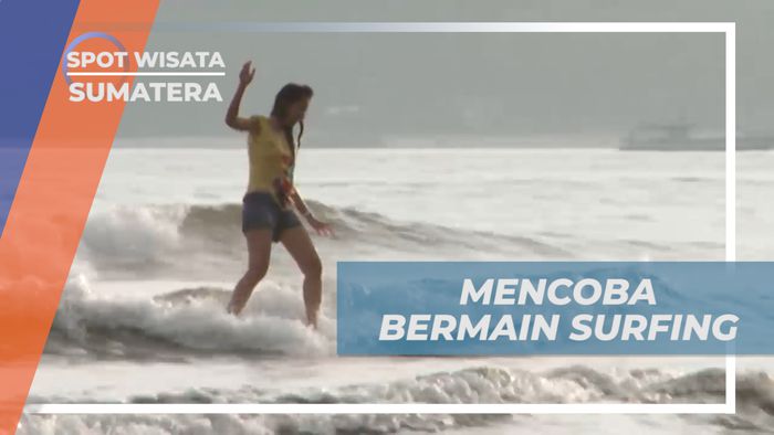 Mencoba Serunya Bermain Surfing di Pantai Air Manis, Padang