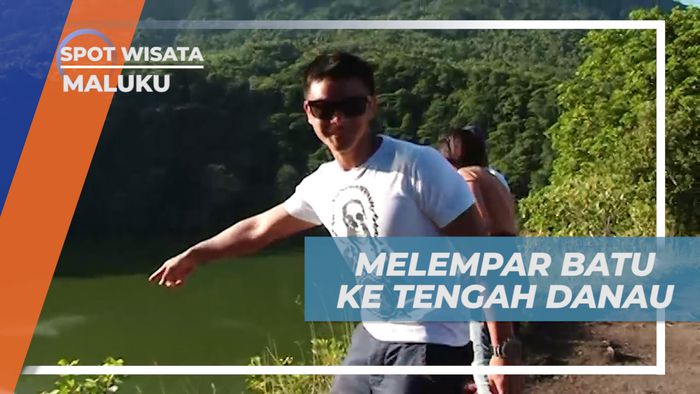 Mencoba Melempar Batu ke Tengah Danau Tolire, Maluku