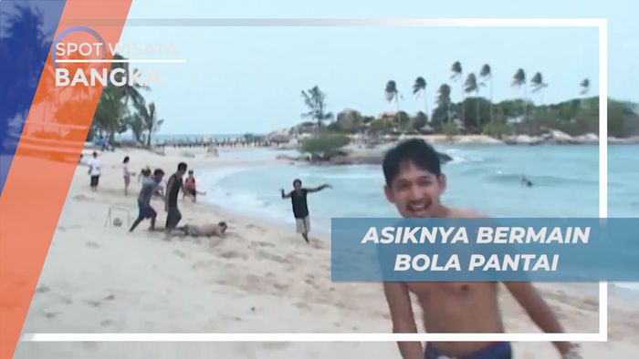 Berbagi Keseruan Adu Skil Bermain Bola di Tepi Pantai, Bangka