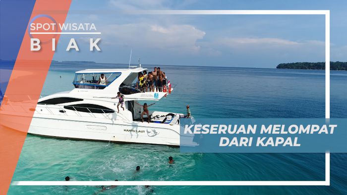 Menikmati Keseruan bareng Anak-anak Lokal Melompat ke Laut dari Atas Kapal, Biak
