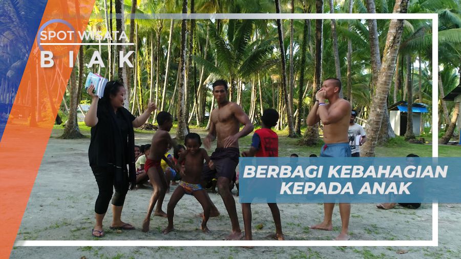 Berbagi Kebahagiaan Bersama Anak-anak Lokal Pulau Samberpasi, Biak