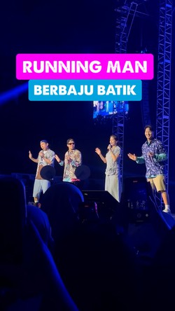 Gaya Running Man Manggung Pakai Batik dari Fans