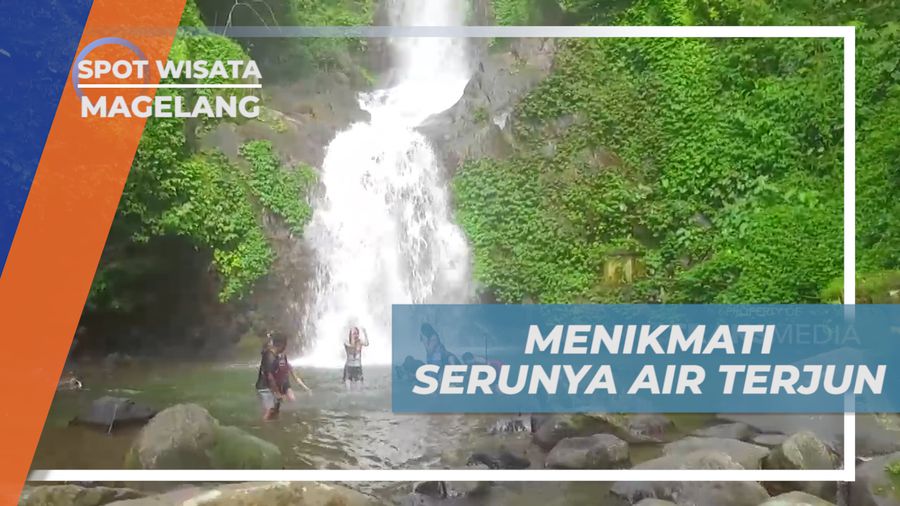 Menikmati Keseruan, Mandi-mandi di Bawah Aliran Air Terjun Sekar Langit, Magelang