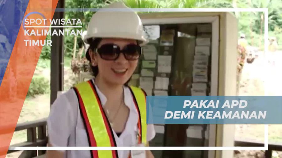 Memakai Alat Pelindung Diri Sebelum Menyusuri Area Tambang, Kalimantan Timur 
