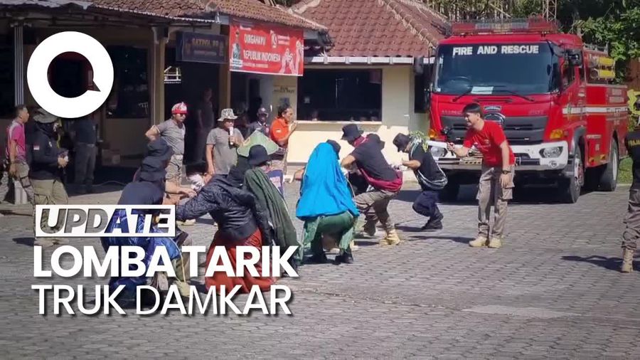 Keseruan Lomba Tarik Truk Damkar Peringati HUT RI di Banyumas