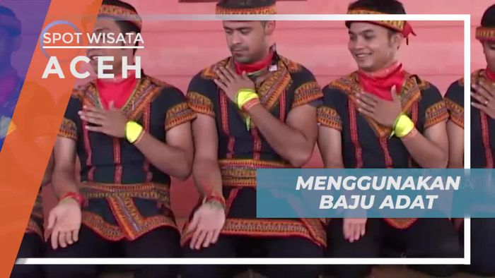 Mengenakan Baju Adat Untuk Belajar Tari Saman, Aceh