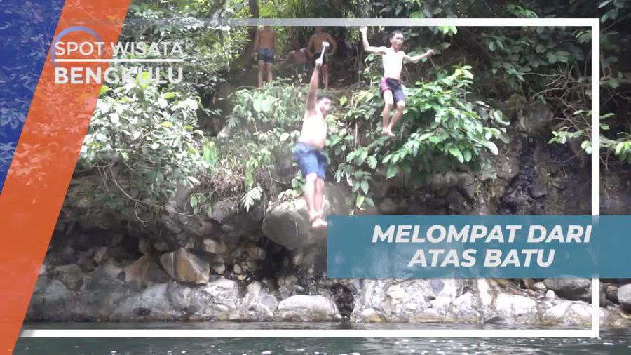 Melompat Dari Batu Setinggi 3 Meter ke Kolam Air Putih Bengkulu