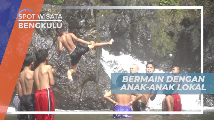 Bermain Dengan Anak-anak Setempat di Curug Embun Bengkulu 