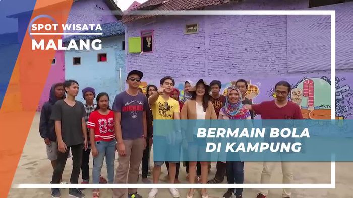 Seru-seruan Bermain Bola di Kampung Warna-warni Kota Malang