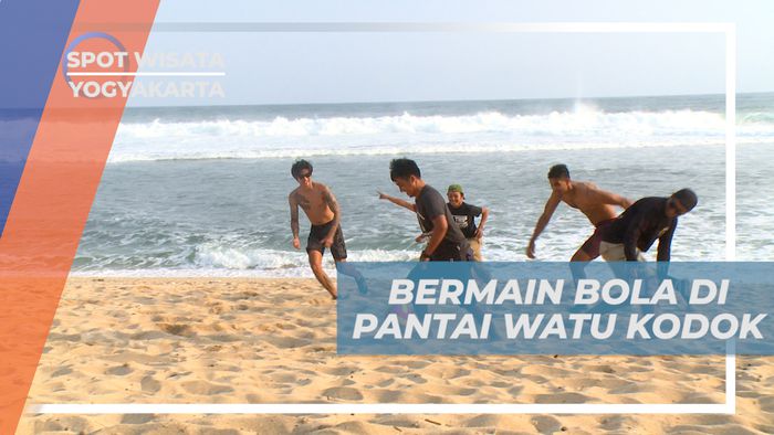 Menikmati Keseruan Bermain Bola di Tepi pantai Watu Kodok, Yogyakarta