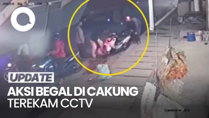 Rekaman CCTV Aksi Komplotan Begal Bercelurit Rampas Motor di Cakung