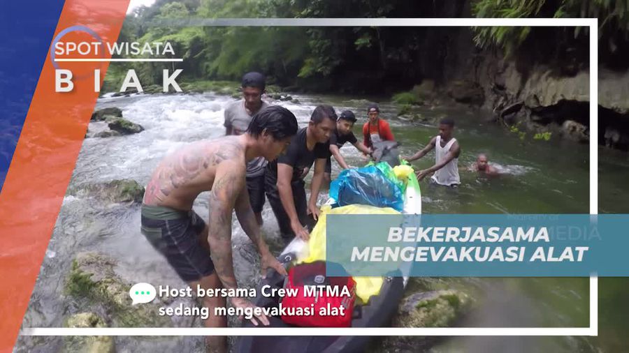 Gotong-royong, Momen Kebersamaan Menyeberangi Sungai Deras, Biak Papua