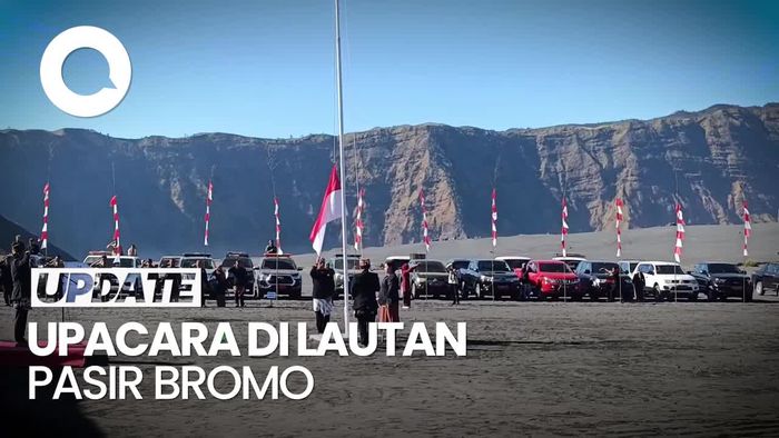 Syahdu Upacara HUT ke-79 RI di Lautan Pasir Gunung Bromo