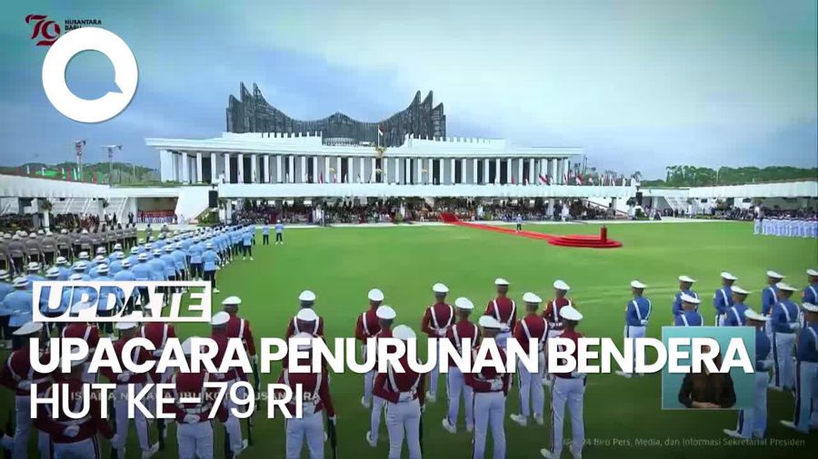 Momen Upacara Penurunan Bendera HUT ke-79 RI