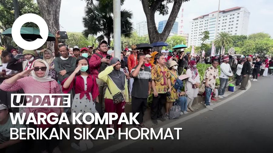 Pengibaran Bendera Merah Putih, Warga di Depan Istana Kompak Sikap Hormat