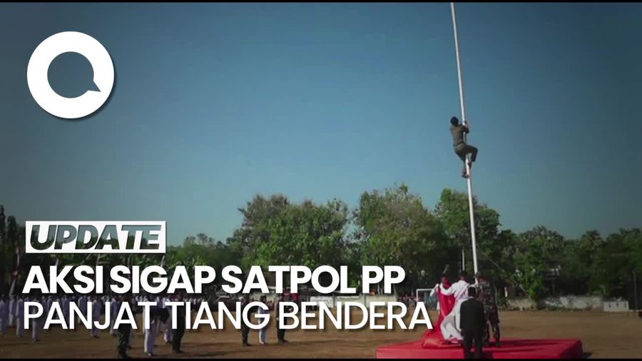 Aksi Satpol PP Lamongan Panjat Tiang saat Tali Pengait Bendera Lepas